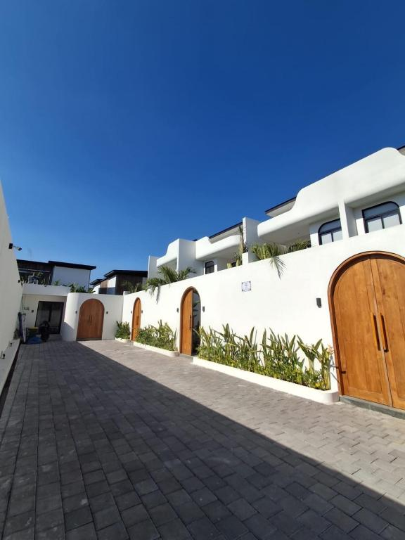 Villa Mango exterior and entrance
